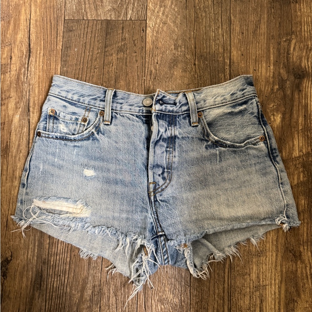Levi’s 501 shorts size 25. Light denim. Button up fly. High waisted - Picture 2 of 13